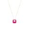 Collier en acier inoxydable doré avec pendentif en résine rose, bijoux fantaisie minimalistes.